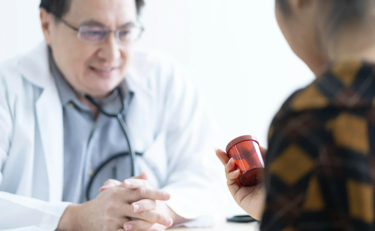 Médico cardiologista falando com paciente sobre remédios para tratamento de colesterol alto