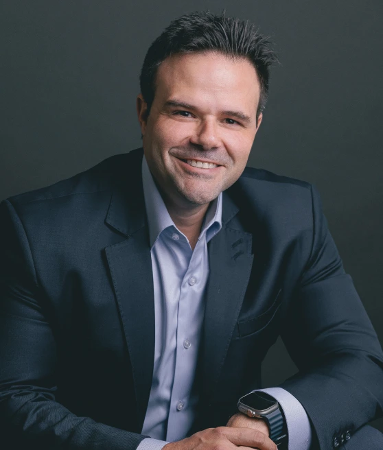 Imagem do Dr. Juliano Matos, homem branco, cabelos pretos curtos, sorrindo, especialista em cardiopatias congênitas.